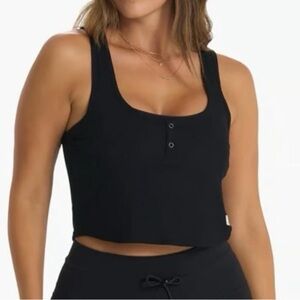Vuori Cove Crop Tank in black size medium